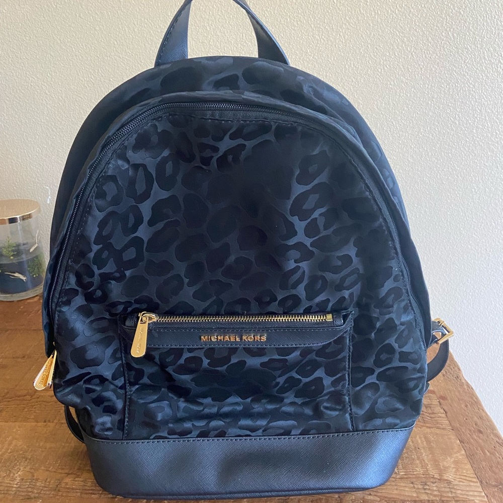 I’m selling my Michael Kors black leopard backpack. It’s so pretty!!!